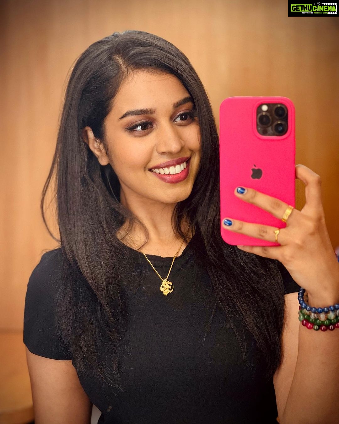 Haripriya Instagram - Smile please… 📸 “When life gives you 100 reasons to cry, show life that you have 1000reasons to smile” #smile #peace #believeingod . . . #Haripriya #haripriyasinger #mirrorselfie Hyderabad