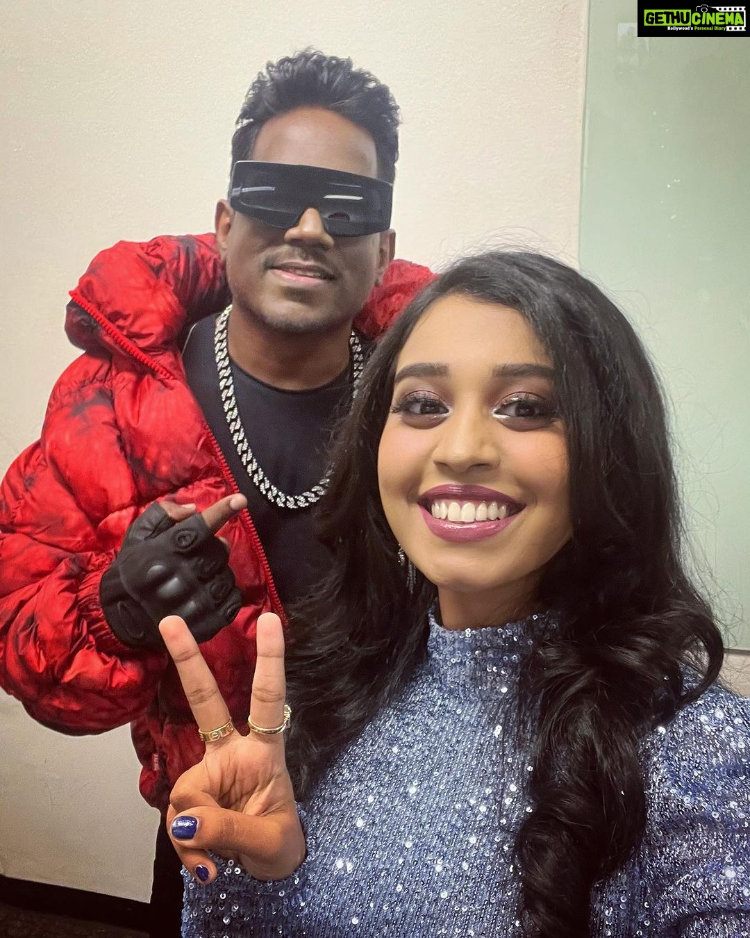 Haripriya Instagram - All set to vibe with @itsyuvan sir at singapore ππΌπͺ©β¨π₯ . . . . . #yuvan #U1live #haripriya #music #peace Singapore