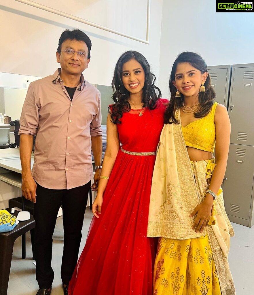 Haripriya Instagram - Had a great show yesterday at singapore celebrating @unnikrishnanpofficial sir’s hits 🤍 So happy to be a part. Mandatory backstage pic with the dad and daughter duo @uthara__unnikrishnan 🫶🏼 Singapore