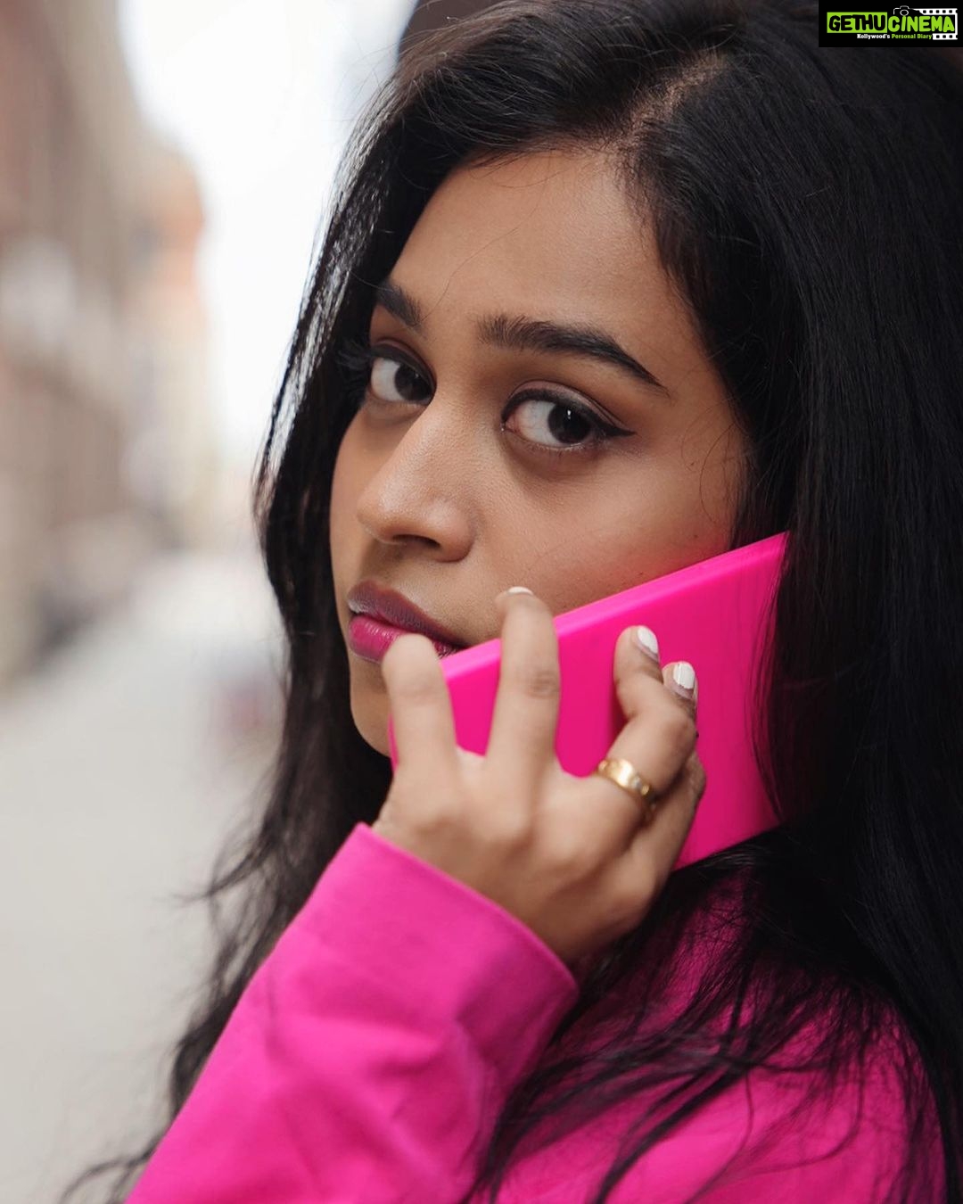 Haripriya Instagram - Fav phone case from @c.a.t.e.n.a_c.o.n.n.e.c.t 🩷 Clicks by @desuban Hamilton, Ontario