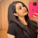 Haripriya Instagram - Smile please… 📸 “When life gives you 100 reasons to cry, show life that you have 1000reasons to smile” #smile #peace #believeingod . . . #Haripriya #haripriyasinger #mirrorselfie Hyderabad