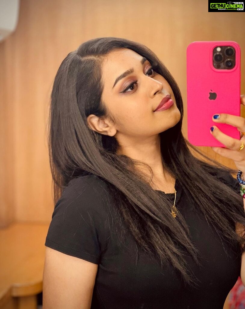 Haripriya Instagram - Smile please… 📸 “When life gives you 100 reasons to cry, show life that you have 1000reasons to smile” #smile #peace #believeingod . . . #Haripriya #haripriyasinger #mirrorselfie Hyderabad