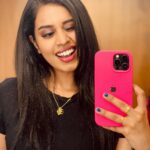Haripriya Instagram - Smile please… 📸 “When life gives you 100 reasons to cry, show life that you have 1000reasons to smile” #smile #peace #believeingod . . . #Haripriya #haripriyasinger #mirrorselfie Hyderabad
