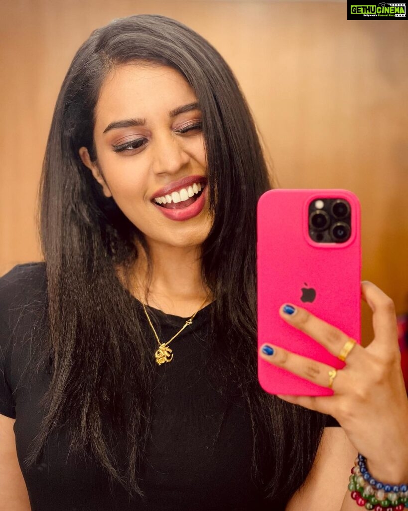 Haripriya Instagram - Smile please… 📸 “When life gives you 100 reasons to cry, show life that you have 1000reasons to smile” #smile #peace #believeingod . . . #Haripriya #haripriyasinger #mirrorselfie Hyderabad