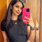 Haripriya Instagram - Smile please… 📸 “When life gives you 100 reasons to cry, show life that you have 1000reasons to smile” #smile #peace #believeingod . . . #Haripriya #haripriyasinger #mirrorselfie Hyderabad