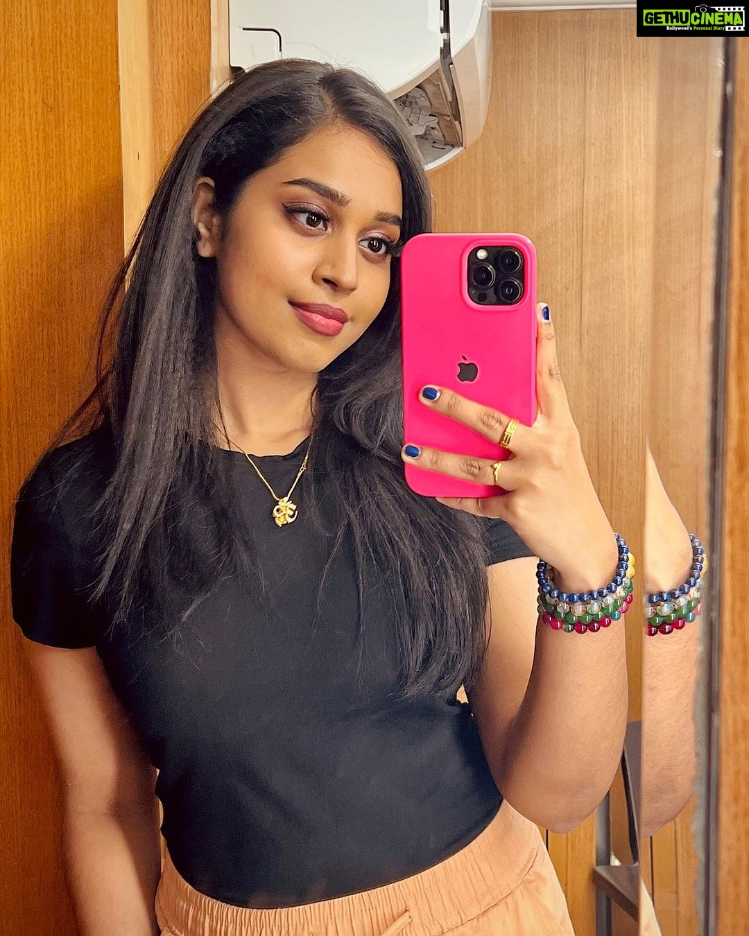 Haripriya Instagram - Smile please… 📸 “When life gives you 100 reasons to cry, show life that you have 1000reasons to smile” #smile #peace #believeingod . . . #Haripriya #haripriyasinger #mirrorselfie Hyderabad