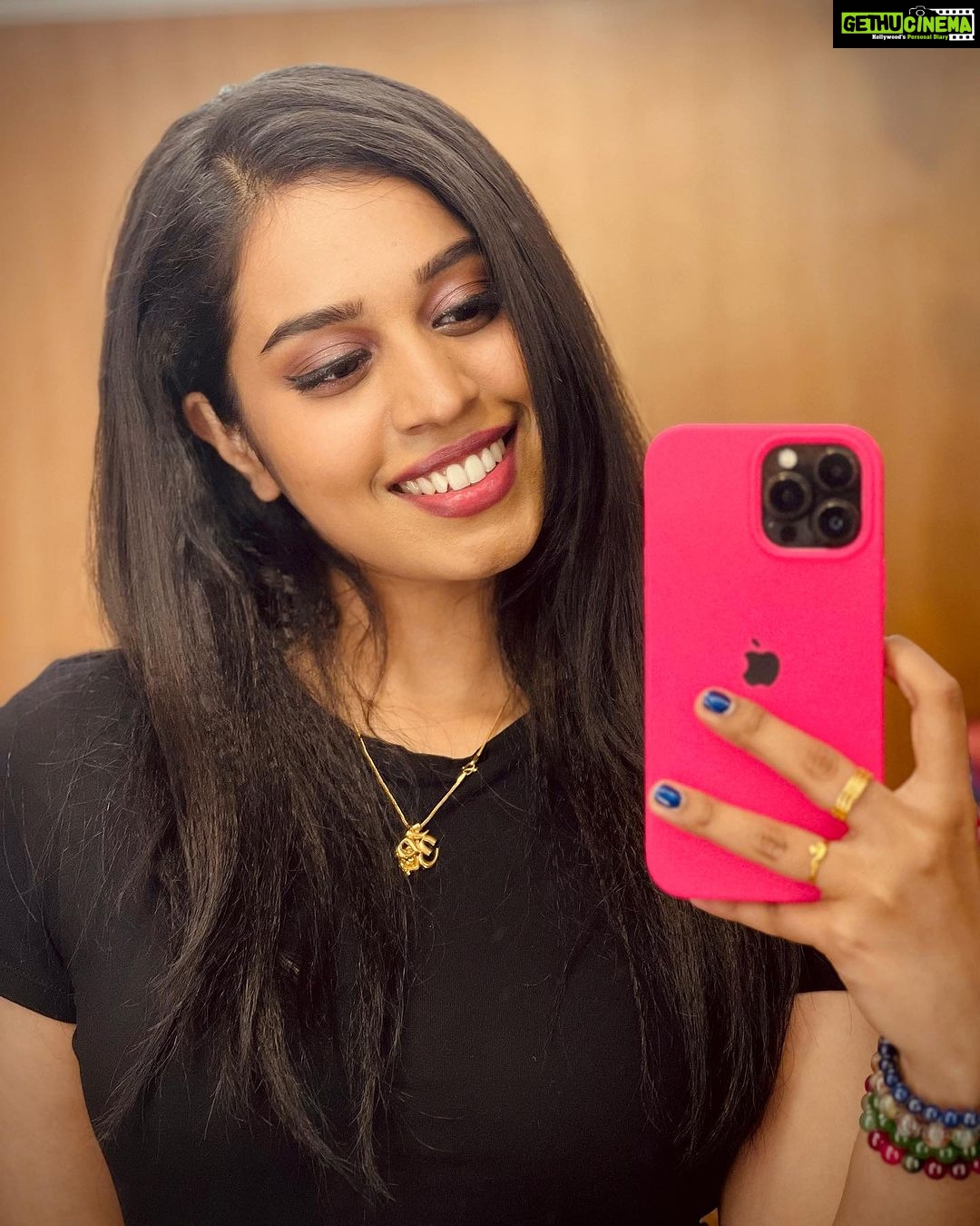 Haripriya Instagram - Smile please… 📸 “When life gives you 100 reasons to cry, show life that you have 1000reasons to smile” #smile #peace #believeingod . . . #Haripriya #haripriyasinger #mirrorselfie Hyderabad