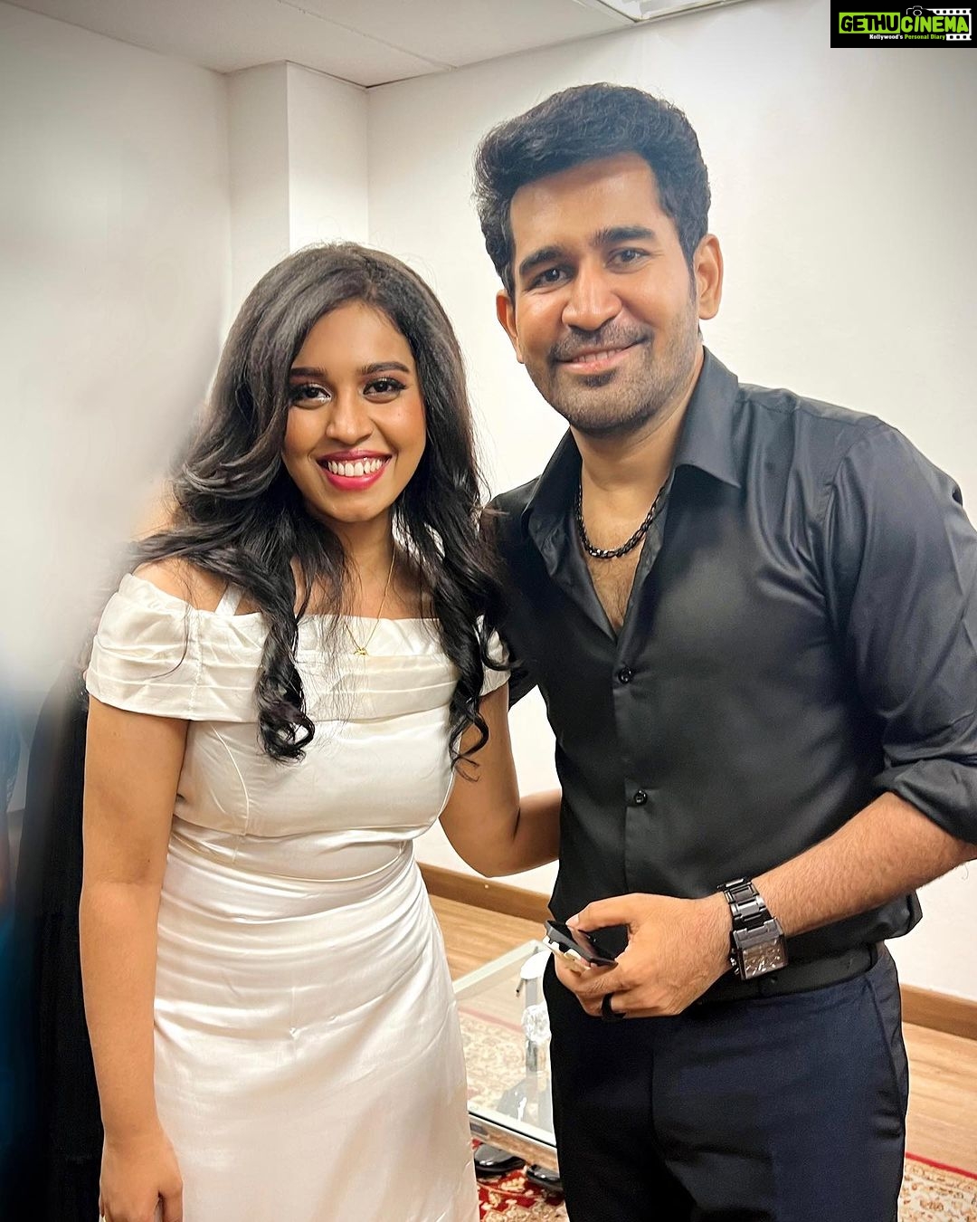 Haripriya Instagram - Thank you @vijayantony sir π€π§Ώ Thank you malaysia π₯ Thank you @styl_chennai for the beautiful concert outfits π . . . #vijayantony #Haripriya #haripriyasinger #malaysia #concert Kuala Lumpur, Malaysia