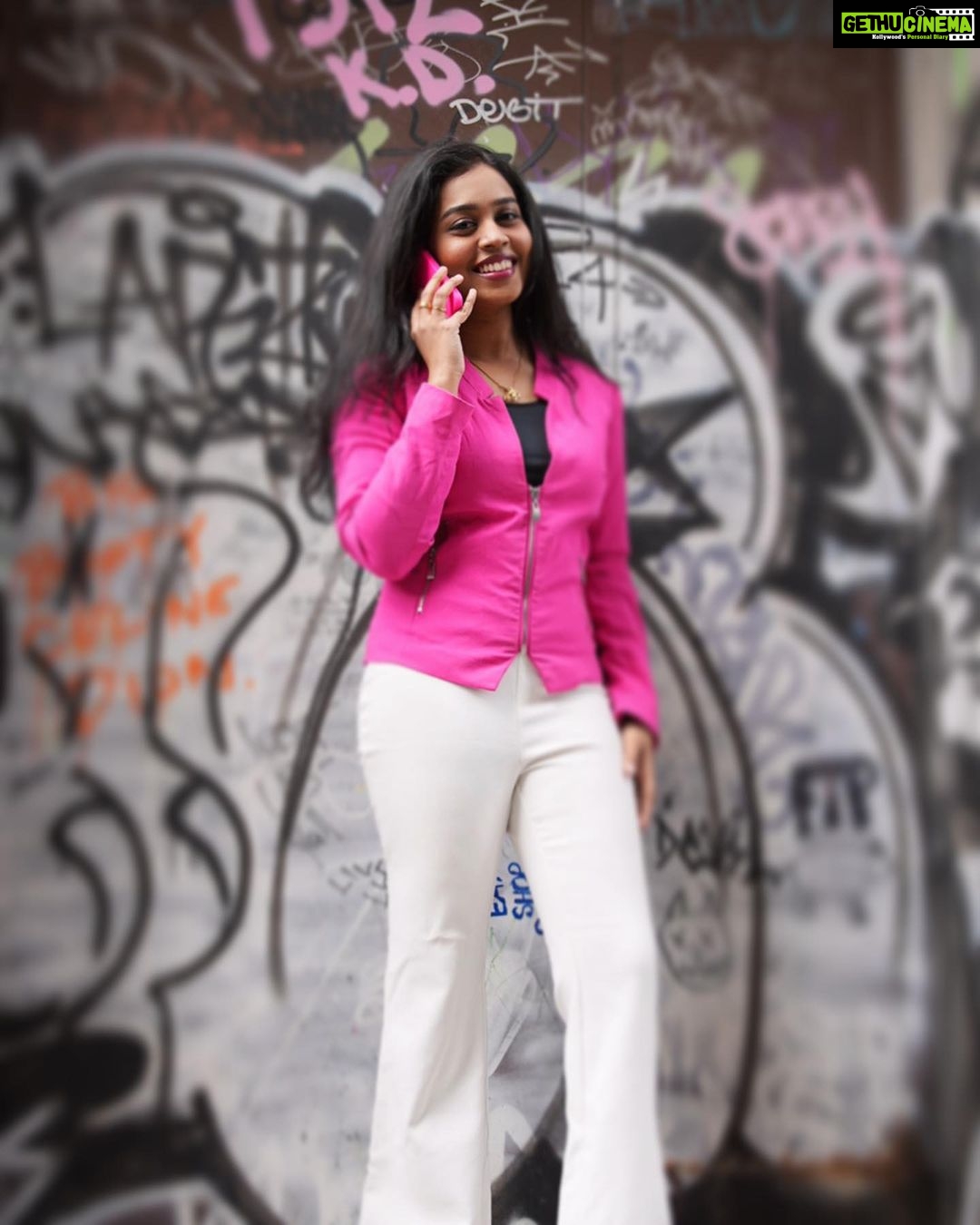 Haripriya Instagram - Fav phone case from @c.a.t.e.n.a_c.o.n.n.e.c.t 🩷 Clicks by @desuban Hamilton, Ontario