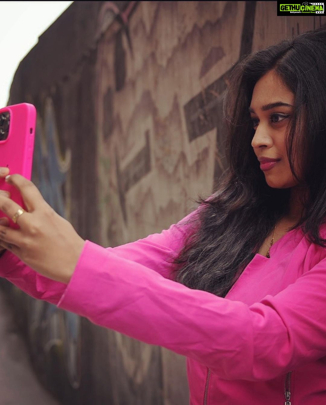 Haripriya Instagram - Fav phone case from @c.a.t.e.n.a_c.o.n.n.e.c.t 🩷 Clicks by @desuban Hamilton, Ontario