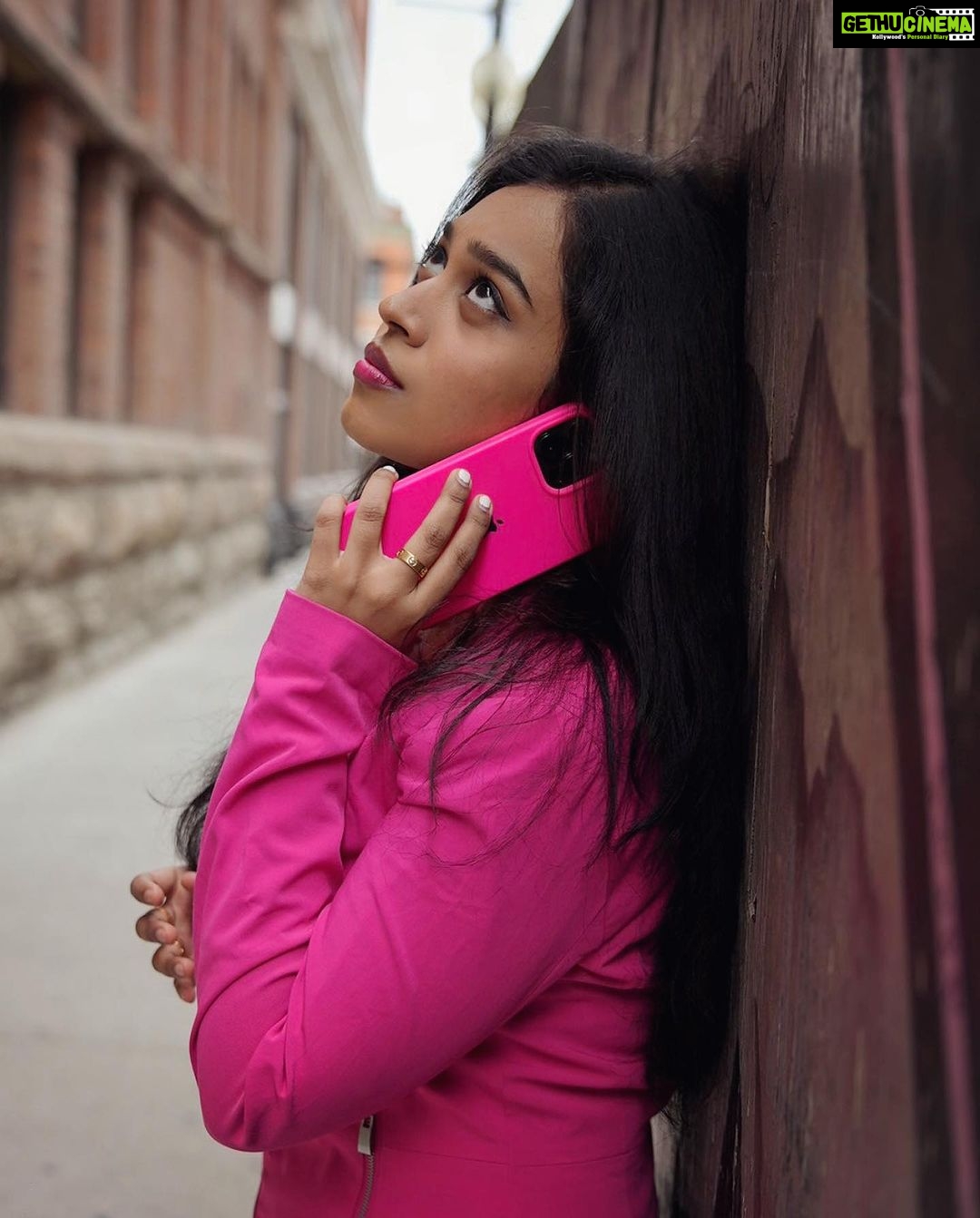 Haripriya Instagram - Fav phone case from @c.a.t.e.n.a_c.o.n.n.e.c.t 🩷 Clicks by @desuban Hamilton, Ontario