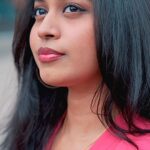 Haripriya Instagram - Un siripinil 🩷 @jharrisjayaraj Guitar @joshmarkraj Shot by @desuban . . . . #Haripriya #haripriyasinger #harrisjayaraj #tamilclassic #tamilsongs #explore #music #cover