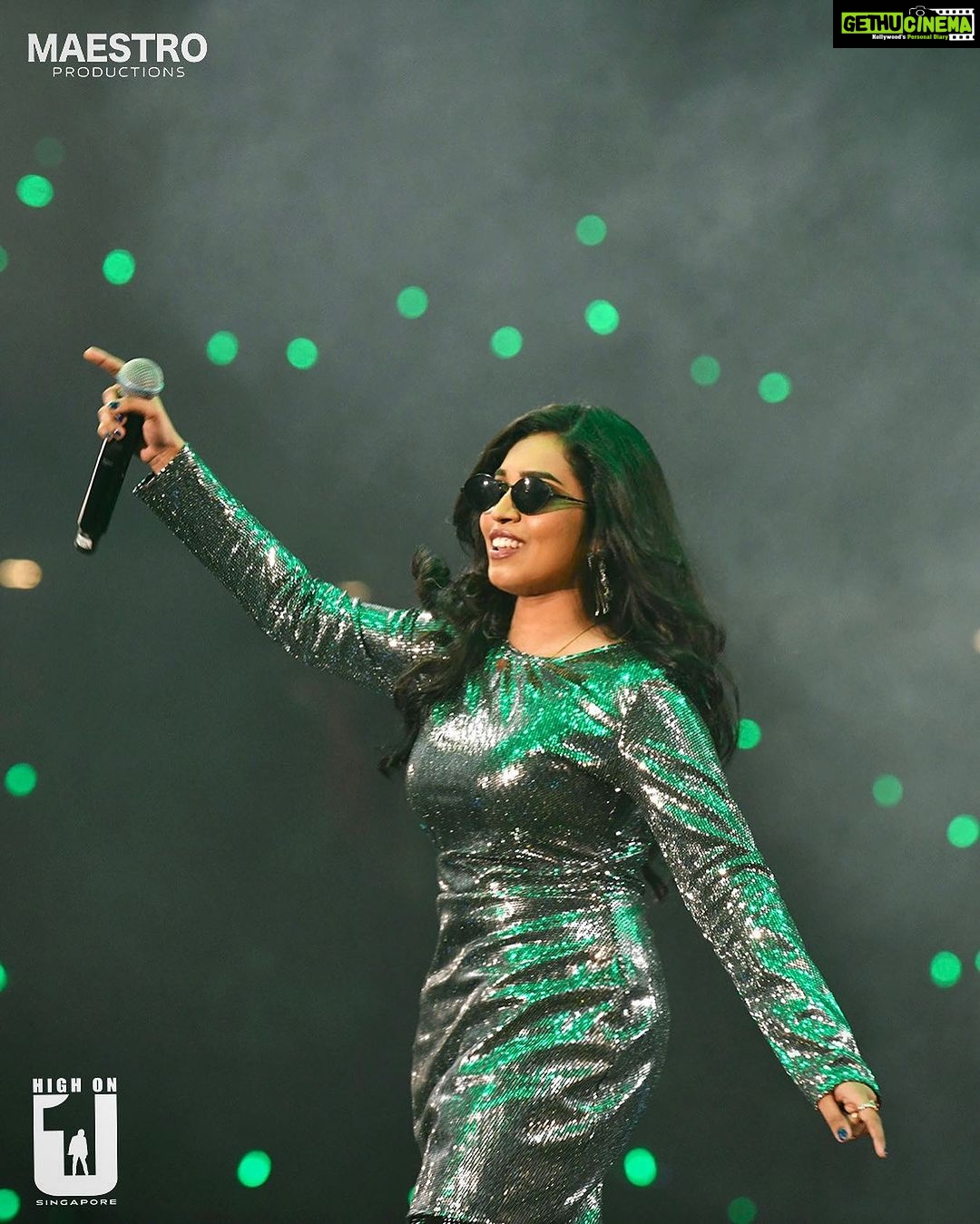 Haripriya Instagram - Longggggg drive.. 💚🔫🪩 #throwback to this madness!! . . . #Haripriya #haripriyasinger #u1 #yuvanliveinsingapore2023 #live #performer #singer Singapore