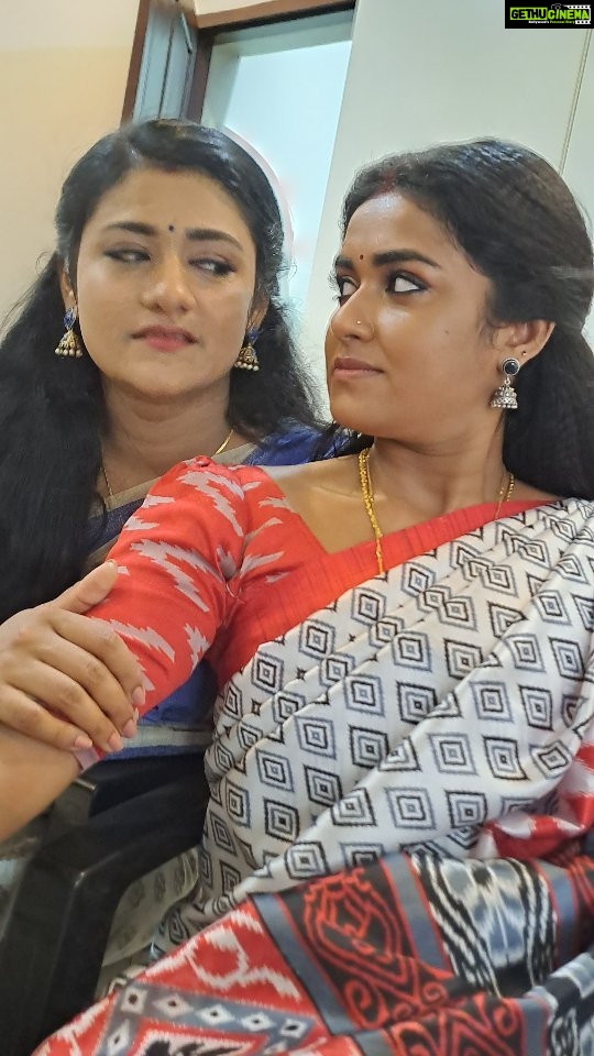 Haritha G Nair Instagram - My complain boxes🤣🤣.. Sisters #friendslikefamily #actors #shyamambaram #zeekeralam #zee5 #dailysoap #locationfun #mybabies❤️