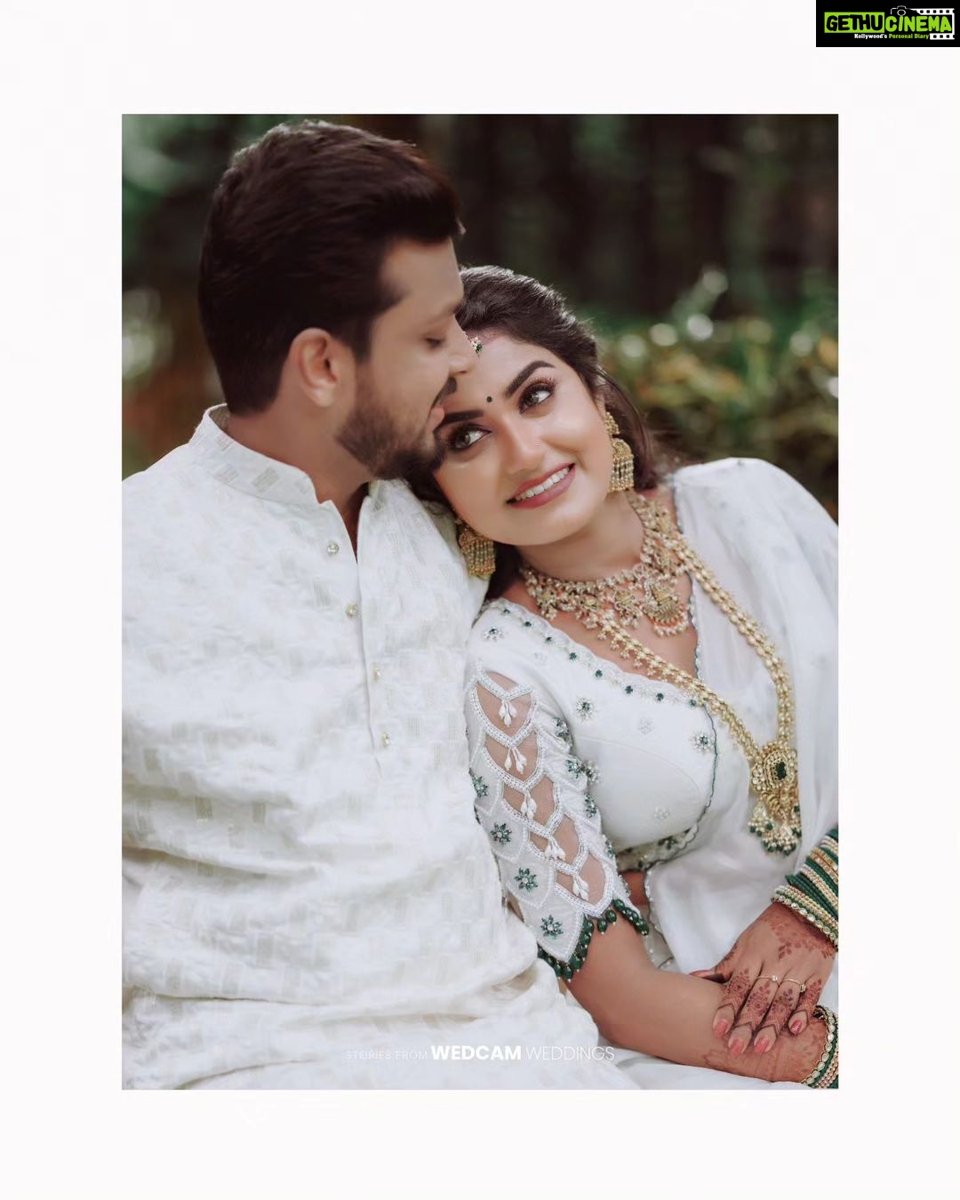 Haritha G Nair Instagram - Happily Bonded with Wedcam Wedding @haritha.girigeeth @itss_vinayak COSTUME : @colos_the_designing_couture MAKE UP : @vikas.vks.makeupartist ORNAMENTS : @jhanvi__collections For Bookings / Enquiry Ring us on 📞7907803380 @wedcam_wedding @_viishnu_santhosh . . . . . . . @keralawedding_styles @kerala_bridesmaid @bridesof_india @keralaweddingz @kerala_wedding_vibes @wedding_trendzz @weddingkerala bridesofkerala #weddingkerala #weddingsbywedcam #weddingphotography #keralamuslimwedding #keralaweddingphotography #weddingphotographer #kera#portrait #portraitphotography #fashionphotography