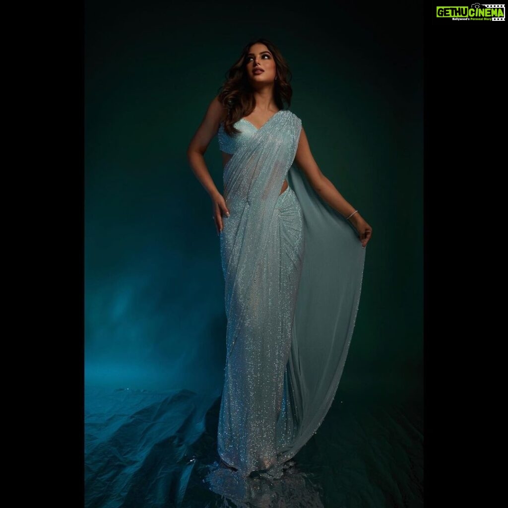 Harnaaz Kaur Sandhu Instagram - Pretty close… 😉 Styled by @tanghavri Outfit @itrhofficial Shot by @priyankknandwana Jewels @diaprecious