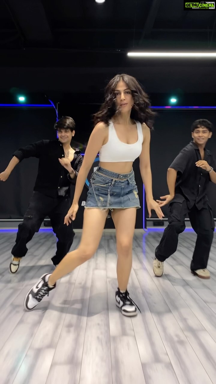 Heena Achhra Instagram - How can we stop grooving coz @yoyohoneysingh has a new banger #kalaastar @zeemusiccompany . . . . Studio @ps_dancestudio thanks to these cuties dancing with me @kevalmoves @_imchamp_ . . . . . . . . . . . . . . . . . . . . . . . . . . . . . .. . . . . . . . . . . . . . . . . . . . . . . . . . . . . . . . . . . . . . . . . . . . . . . . . . . . . . . . . . . . . . . . . . . . . . . . . . . . . . . .. . . . . . . . . . . . . . . . . . . . . . . . . . . . . . . . . . . . . . . . . #heerachhra #yoyohoneysingh #hiphop #yoyo #yyhsofficial #bollywood #dancereels #danceindia #dancechallenge #dancevideo #danceviral #dancelover #dancegirl #trendingreels #viral #bollywooddance #kpopdance #zeemusicoriginals