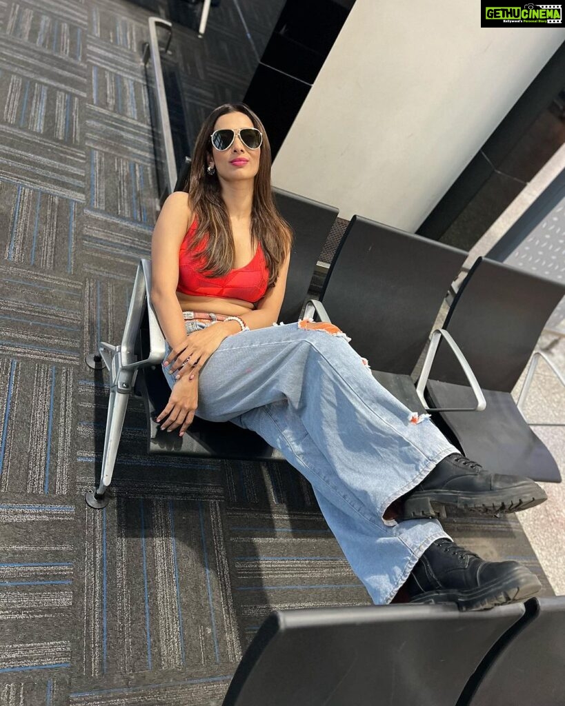 Heena Panchal Instagram - Orange a day will give all the vitamin C you need 🧡🧡 #heenampanchal #love #cascualstyle #stylist #airport