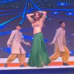 Heena Panchal Instagram - Being on stage performing and bringing a smiling on my audience face … gives a kick to keep going to reach my milestone #gig #performance #jkcements #coporate #wedding #bollywoodgirl #performer #epic #dancing #events