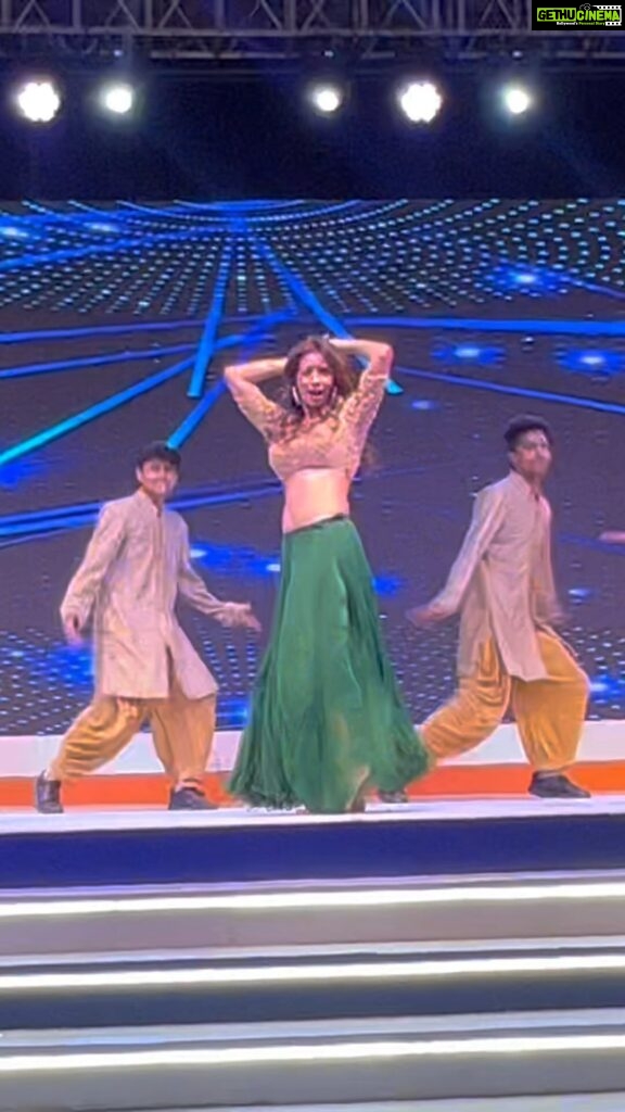 Heena Panchal Instagram - Being on stage performing and bringing a smiling on my audience face … gives a kick to keep going to reach my milestone #gig #performance #jkcements #coporate #wedding #bollywoodgirl #performer #epic #dancing #events