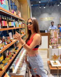 Heena Panchal Instagram - Orange a day will give all the vitamin C you need 🧡🧡

#heenampanchal 
#love #cascualstyle #stylist #airport