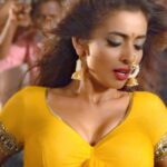 Heena Panchal Instagram - आपल्या दिलखेचक अदांनी इंटरनेटचा पारा चढवणारं ‘’सोनीची जवानी’’, हे आयटम सॉंग!🔥 Watch the full song. Link in bio. “तुझ्यात मी” २१ जुलैपासून संपूर्ण महाराष्ट्रात Featuring @theofficialheena Starring - @shaktiveer_dhiraal, @shinde.prajakta1, @bharatganeshpure_official Director - Dr. Shankar Chaudhari Produced By - PS Ambatkar, Piyus Ambatkar Creative Director - Sanjeev More Lyrics - Prashant Madpuwar Singer - @adarshshinde & @aishwaryabhandari9 Music - Raj Prakash Music Label - Ultra Music #SonichiJawani #सोनीची जवानी #AdarshShinde #AishwaryaBhandari #FullSong #ItemSong #TujhyatMe #MusicalLoveStory #ReleasingSoon #marathifilm #upcomingmovie #movie #marathimovie #entertainment #marathimovie2023 #UltraMusic#heenapanchal #heenampanchal