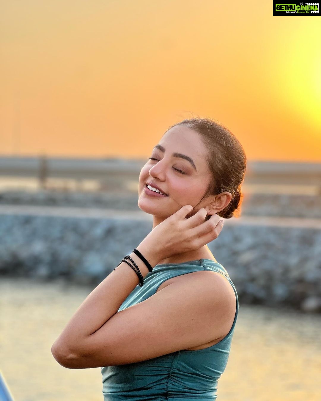Helly Shah Instagram - Orange haze , perfect days 🧡✨