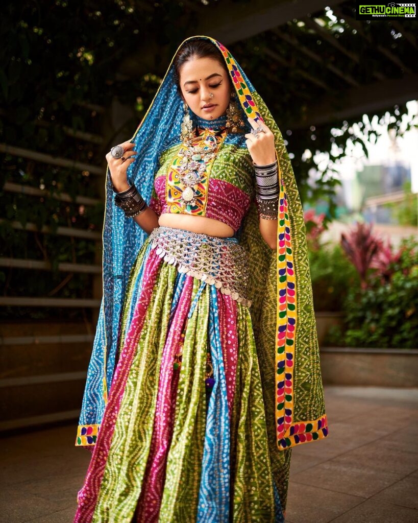 Helly Shah Instagram - I can say my team just killed it with this look 😍 Obsessed 🌟🌟 Styled by: @styleitupbyaashna Outfit: @creativefashion_by_himani Shot by: @mirajverma_photography Hair & Makeup: @celebsmakeupbysejal @makeoverbysejalthakkar #navratrispecial #hellyshah #gujarati #navratri