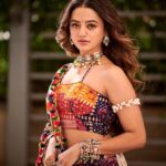 Helly Shah Instagram - deets 🌟 Styled by: @styleitupbyaashna Outfit: @creativefashion_by_himani Shot by: @mirajverma_photography Hair & Makeup: @celebsmakeupbysejal @makeoverbysejalthakkar