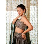 Helly Shah Instagram - Mujhko rang de 💫❤️ 👗- @the_adhya_designer 💄- @celebsmakeupbysejal 💍- @sejalcreation23 📸- @mirajverma_photography