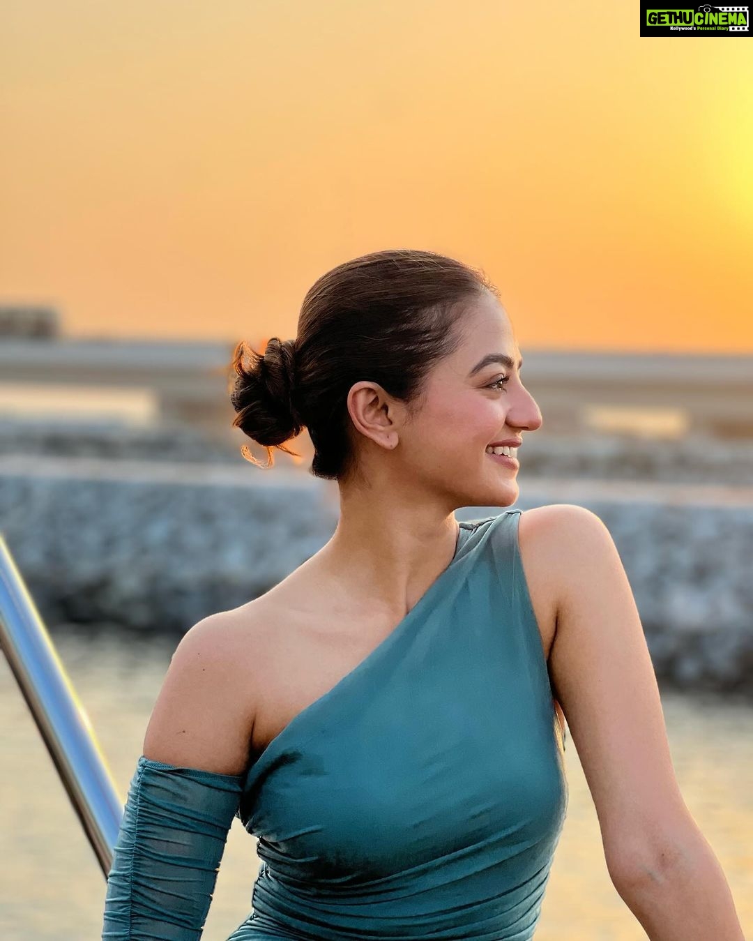 Helly Shah Instagram - Orange haze , perfect days 🧡✨