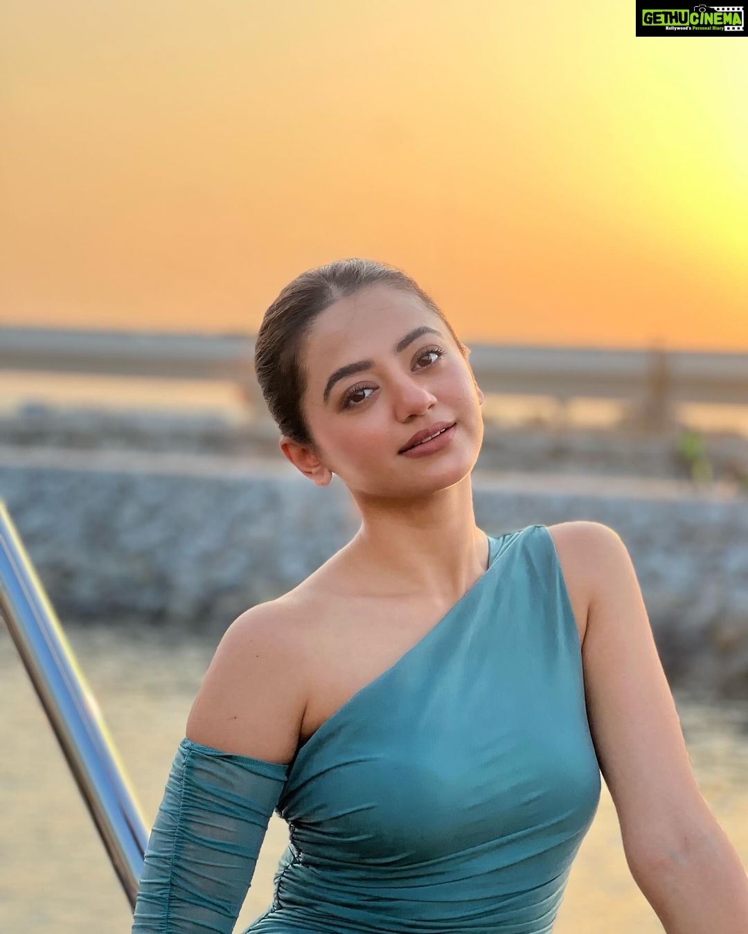 Helly Shah Instagram - Orange haze , perfect days 🧡✨