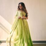 Helly Shah Instagram - Sawaar loon ❤️ 👗- @meghmalhaar_ 💄- @celebsmakeupbysejal 📸- @mirajverma_photography ✨- @oakpinionpr