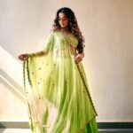 Helly Shah Instagram - Sawaar loon ❤️ 👗- @meghmalhaar_ 💄- @celebsmakeupbysejal 📸- @mirajverma_photography ✨- @oakpinionpr