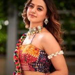 Helly Shah Instagram - deets 🌟 Styled by: @styleitupbyaashna Outfit: @creativefashion_by_himani Shot by: @mirajverma_photography Hair & Makeup: @celebsmakeupbysejal @makeoverbysejalthakkar