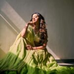 Helly Shah Instagram - Sawaar loon ❤️ 👗- @meghmalhaar_ 💄- @celebsmakeupbysejal 📸- @mirajverma_photography ✨- @oakpinionpr