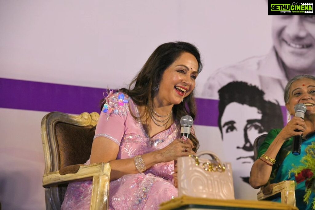 Hema Malini Instagram - Sharing the video of Dev Anand's centenary event which was held in Jaipur 2 days back. It was always pleasure working with Dev saab in 10 films and now I am happy to be part of the programme. Link is on the bio Saree: @neeta_lulla @bhawanasomaaya #devanand #devanandsociety #devanandcentenary #jaipur #events