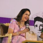Hema Malini Instagram - Sharing the video of Dev Anand's centenary event which was held in Jaipur 2 days back. It was always pleasure working with Dev saab in 10 films and now I am happy to be part of the programme. Link is on the bio Saree: @neeta_lulla @bhawanasomaaya #devanand #devanandsociety #devanandcentenary #jaipur #events