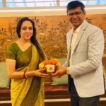 Hema Malini Instagram – “Land of Heroes, A Nation’s Glory! In Every Heart, In Every Soul, A Proud Nation We Uphold!”. I felt honoured to participate in this noble cause earlier today. “Meri Mati-Mera Desh “. As part of this campaign  I handed over the Mati (soil ) from my residence to Shri. Prithviraj Chauhan ji, the Assistant Commissioner – K West BMC.

@my_bmc #mybmcwardkw