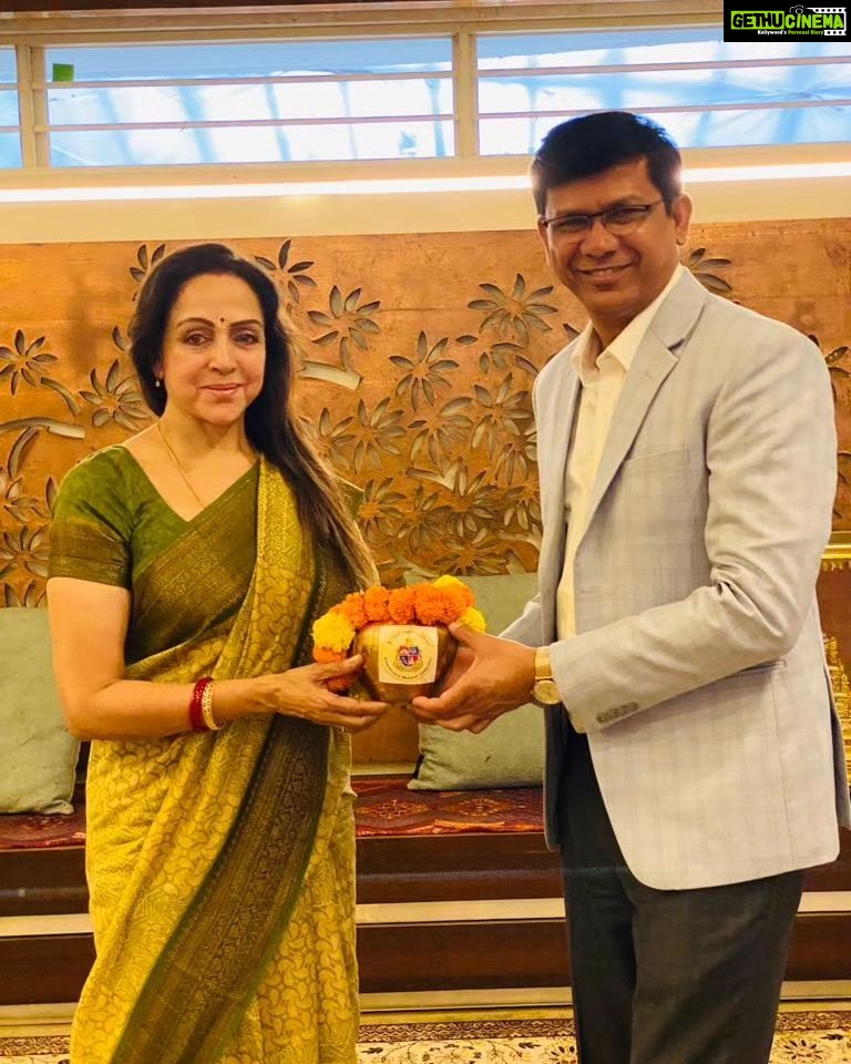 Hema Malini Instagram - “Land of Heroes, A Nation's Glory! In Every Heart, In Every Soul, A Proud Nation We Uphold!”. I felt honoured to participate in this noble cause earlier today. “Meri Mati-Mera Desh “. As part of this campaign I handed over the Mati (soil ) from my residence to Shri. Prithviraj Chauhan ji, the Assistant Commissioner - K West BMC. @my_bmc #mybmcwardkw