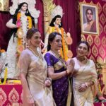 Hema Malini Instagram - Attended Rani Mukherjee’s beautiful, elaborate, aesthetic Durga puja pandal on Saptami yday. Lovely experience🙏 #durgapuja #celebration #festiveseason #festivals