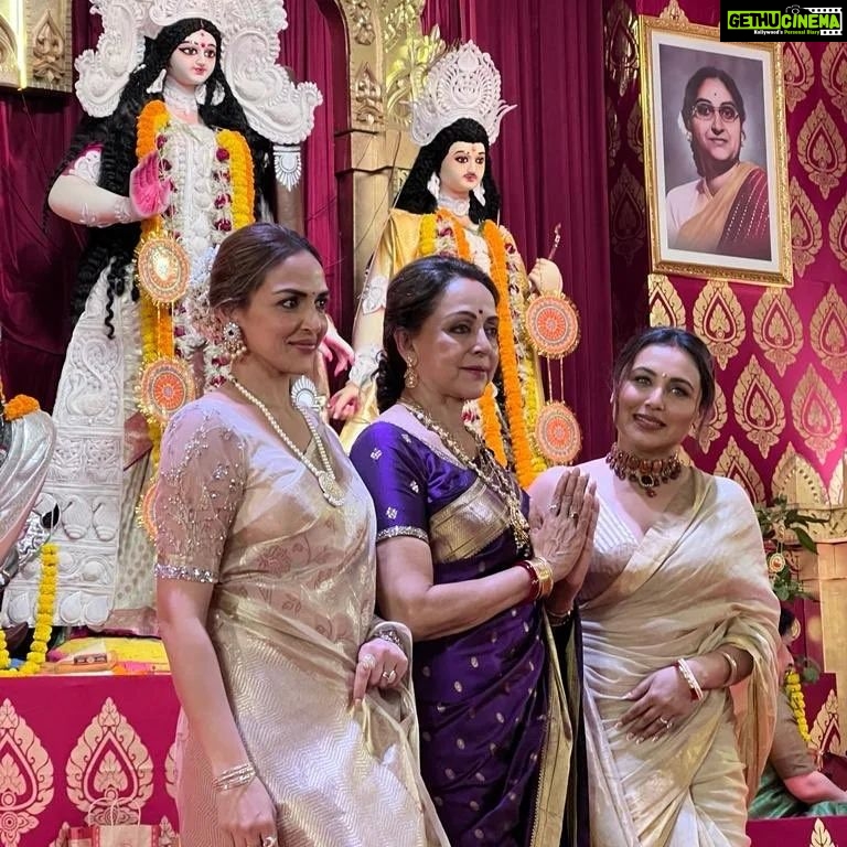 Hema Malini Instagram - Attended Rani Mukherjee’s beautiful, elaborate, aesthetic Durga puja pandal on Saptami yday. Lovely experience🙏 #durgapuja #celebration #festiveseason #festivals