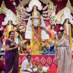 Hema Malini Instagram - Attended Rani Mukherjee’s beautiful, elaborate, aesthetic Durga puja pandal on Saptami yday. Lovely experience🙏 #durgapuja #celebration #festiveseason #festivals