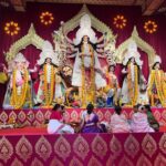 Hema Malini Instagram - Attended Rani Mukherjee’s beautiful, elaborate, aesthetic Durga puja pandal on Saptami yday. Lovely experience🙏 #durgapuja #celebration #festiveseason #festivals