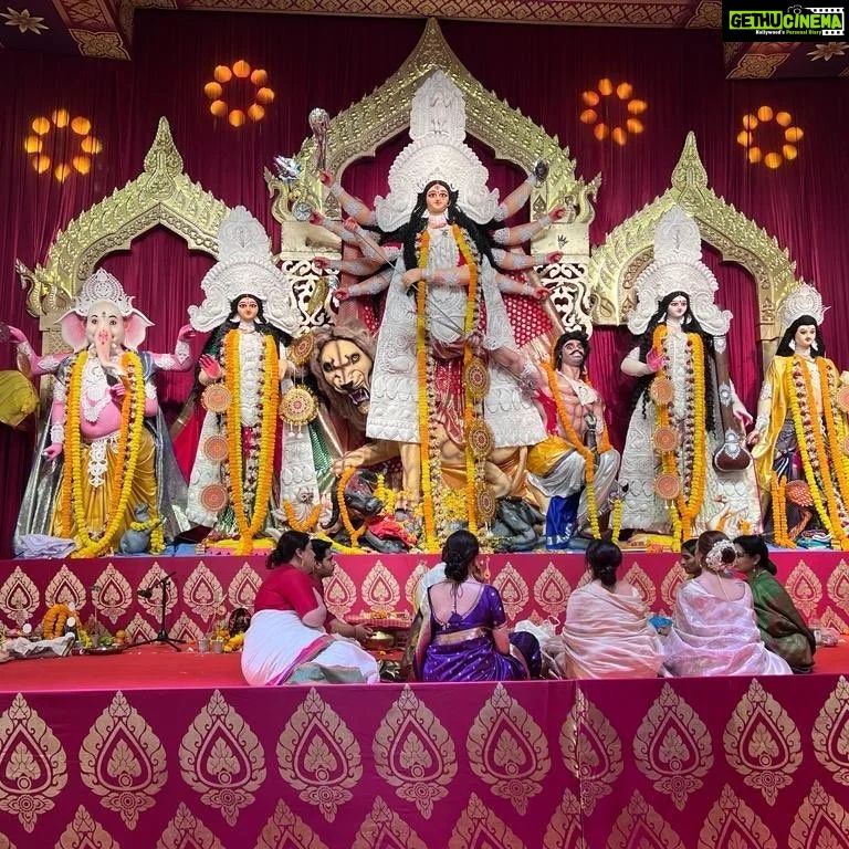 Hema Malini Instagram - Attended Rani Mukherjee’s beautiful, elaborate, aesthetic Durga puja pandal on Saptami yday. Lovely experience🙏 #durgapuja #celebration #festiveseason #festivals
