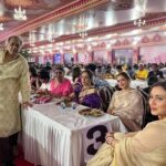 Hema Malini Instagram - Attended Rani Mukherjee’s beautiful, elaborate, aesthetic Durga puja pandal on Saptami yday. Lovely experience🙏 #durgapuja #celebration #festiveseason #festivals