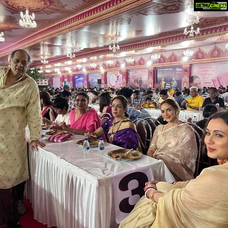Hema Malini Instagram - Attended Rani Mukherjee’s beautiful, elaborate, aesthetic Durga puja pandal on Saptami yday. Lovely experience🙏 #durgapuja #celebration #festiveseason #festivals