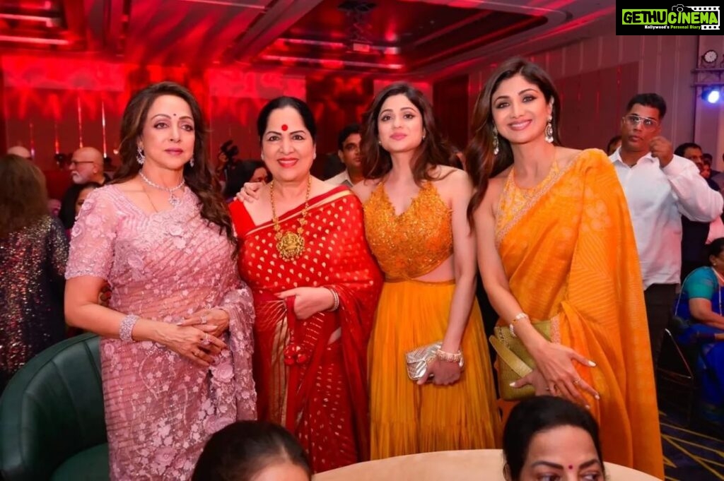 Hema Malini Instagram - Some warm moments with friends Venue: @aurikamumbaiskycity Jewellery: @naredi_jewels Outfits: @houseofneetalulla Pics: @tajfotostudio @karan_gandhiok @pankajthewadhwa @sonal2501 @imeshadeol @aapkadharam @ahana_deol_vohra @jayabachchn @ranimukherjeeeofficial @officialraveenatandon @anumalikmusic @amruta.fadnavis @tusshark89 @madhuridixitnene #rekha #75thbirthdaycelebration #birthday #celebration #event