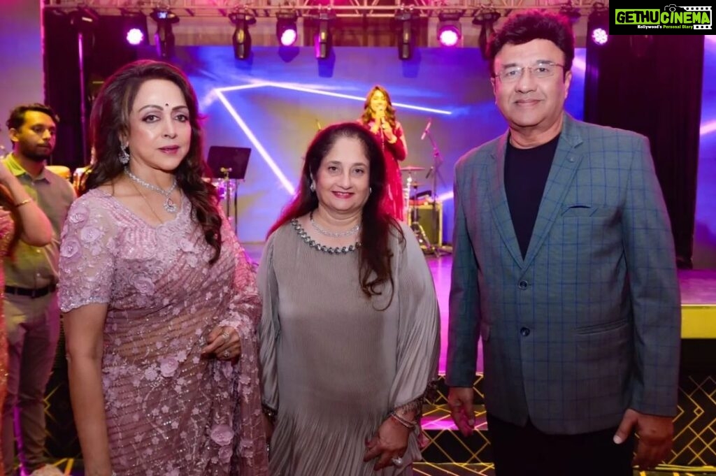 Hema Malini Instagram - Some warm moments with friends Venue: @aurikamumbaiskycity Jewellery: @naredi_jewels Outfits: @houseofneetalulla Pics: @tajfotostudio @karan_gandhiok @pankajthewadhwa @sonal2501 @imeshadeol @aapkadharam @ahana_deol_vohra @jayabachchn @ranimukherjeeeofficial @officialraveenatandon @anumalikmusic @amruta.fadnavis @tusshark89 @madhuridixitnene #rekha #75thbirthdaycelebration #birthday #celebration #event