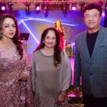 Hema Malini Instagram - Some warm moments with friends Venue: @aurikamumbaiskycity Jewellery: @naredi_jewels Outfits: @houseofneetalulla Pics: @tajfotostudio @karan_gandhiok @pankajthewadhwa @sonal2501 @imeshadeol @aapkadharam @ahana_deol_vohra @jayabachchn @ranimukherjeeeofficial @officialraveenatandon @anumalikmusic @amruta.fadnavis @tusshark89 @madhuridixitnene #rekha #75thbirthdaycelebration #birthday #celebration #event